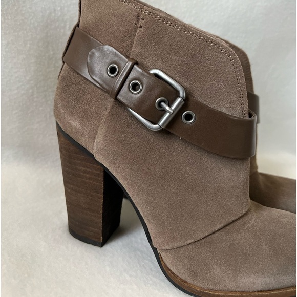 BCBG Size 6M Taupe Brown Leather/ Suede Booties - Picture 13 of 16